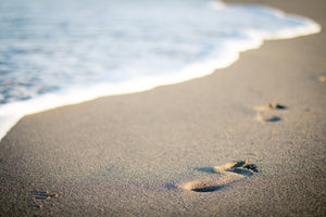 aluminium-print-footprints-in-the-sand-on-the-beach